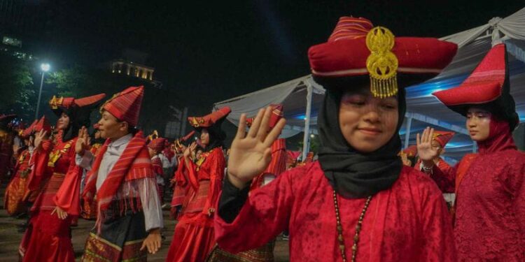 Menari Mbuah Page Kerja Tahun Kuta Medan 2024 Pecahkan Rekor MURI 1 Aksi para pelajar Kota Medan berhasil memecahkan Rekor MURI dengan penari Mbuah Page terbanyak di dunia.