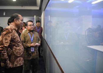 Menkominfo, Budi Arie Setiadi, memeriksa Security Operation Center Pusat Data Nasional Sementara (PDNS) 1.