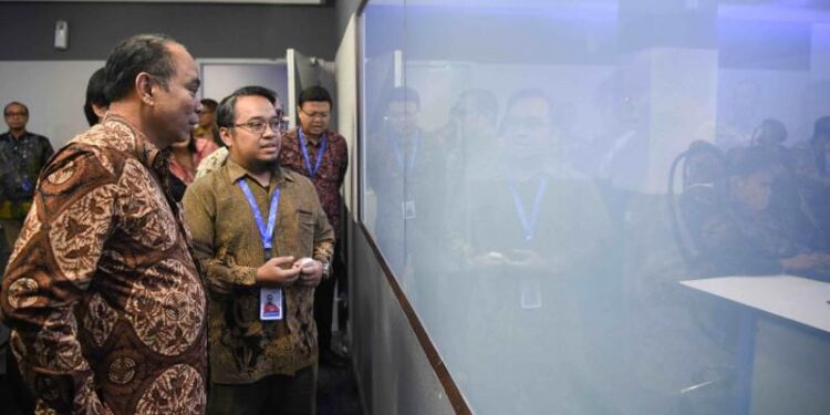 Menkominfo, Budi Arie Setiadi, memeriksa Security Operation Center Pusat Data Nasional Sementara (PDNS) 1.