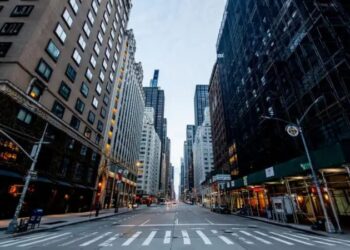 Suasana 6th Avenue di Kota New York.