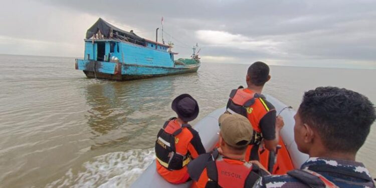 Menkominfo Instruksikan Selamatkan 12 Awak Kapal Angkut BTS yang Hilang di Papua 1 Tim SAR lakukan pencarian Kapal LCT Cita XX yang hilang kontak.