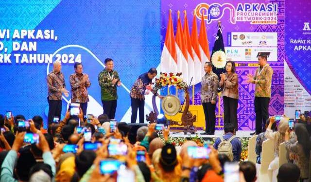 Di Rakernas Apkasi, Jokowi Beberkan Tantangan dan Upaya Penguatan Daya Saing RI 1 Presiden Joko Widodo pada Rakernas XVI APKASI, di Jakarta Convention Center, Jakarta, Rabu (10/7/2024)