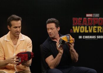 Dua aktor Hollywood pemeran sekuel film Deadpool & Wolverine, yakni Ryan Reynolds dan Hugh Jackman saat menerima hadiah spesial khas Indonesia dari Caitlin Halderman.