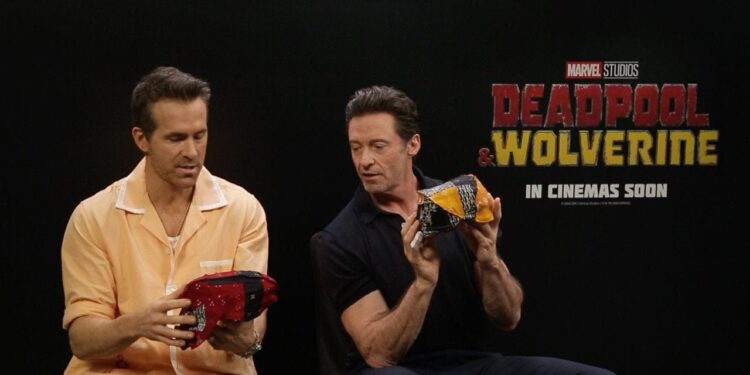 Dua aktor Hollywood pemeran sekuel film Deadpool & Wolverine, yakni Ryan Reynolds dan Hugh Jackman saat menerima hadiah spesial khas Indonesia dari Caitlin Halderman.