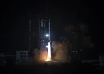 Roket Long March-2C yang membawa satelit telekomunikasi APSTAR-6E meluncur dari Pusat Peluncuran Satelit Xichang di Provinsi Sichuan, China barat daya.