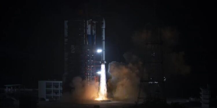 Satelit Telekomunikasi Propulsi Pertama China Resmi Beroperasi 1 Roket Long March-2C yang membawa satelit telekomunikasi APSTAR-6E meluncur dari Pusat Peluncuran Satelit Xichang di Provinsi Sichuan, China barat daya.