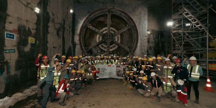 Stasiun Glodok dan Kota kini telah terhubung, ditandai dengan selesainya pembangunan terowongan Stasiun Glodok menuju Stasiun Kota oleh TBM1.