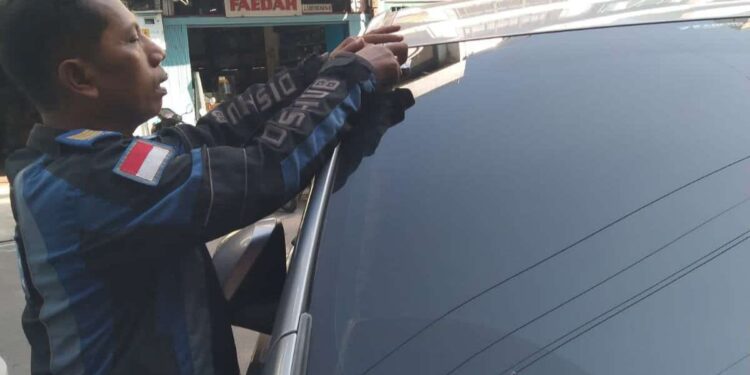 Sebanyak 1.093 stiker habis terjual di hari pertama penerapan parkir berlangganan Kota Medan.