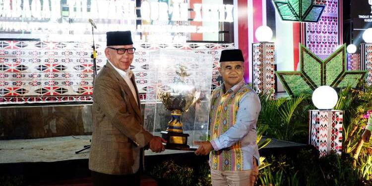 Kota Medan Kembali Raih Juara Umum MTQ Tingkat Provinsi Sumut 1 Penyerahan piala bergilir juara umum Musabaqoh Tilawatil Qur'an (MTQ) ke-39 Tingkat Provinsi Sumatera Utara Tahun 2024 ke Kota Medan.
