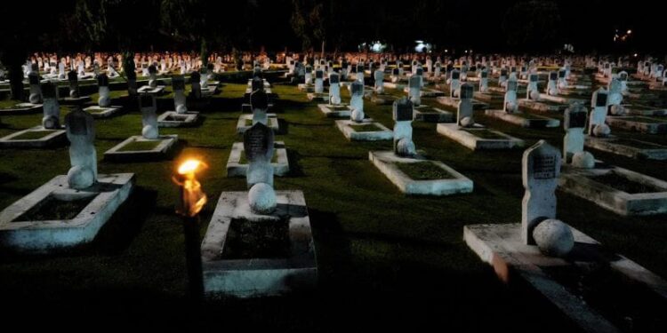 Wali Kota Medan Ikuti Apel Kehormatan dan Renungan Suci di TMP Bukit Barisan 1 Apel Kehormatan dan Renungan Suci dalam rangka Peringatan HUT ke-79 Kemerdekaan RI di Taman Makam Pahlawan (TMP) Bukit Barisan, Jumat (16/8/2024) malam.