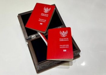 Desain baru paspor RI menggunakan 33 dari 5.849 motif kain Nusantara dari Sabang sampai Merauke, dengan warna sampul merah dan putih.
