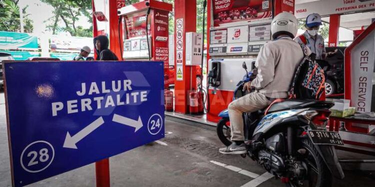 Pertamina Patra Niaga Pastikan Pertalite Tetap Disalurkan 1 September 1 Ilustrasi pengisian Pertalite.