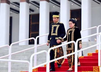 Presiden Joko Widodo kembali memakai busana adat saat Upacara Peringatan Detik-Detik Proklamasi di Istana Negara, IKN.