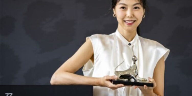 Kim Min Hee menerima Penghargaan Aktris Terbaik di bagian kompetisi internasional di Festival Film Locarno ke-77 di Swiss untuk perannya dalam film By the Stream.
