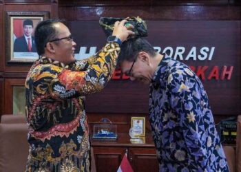 Wakil Wali Kota Medan, H. Aulia Rachman saat memberi cenderamata kepada Dubes Singapura untuk Indonesia, Mr. Kwok Fook Seng.