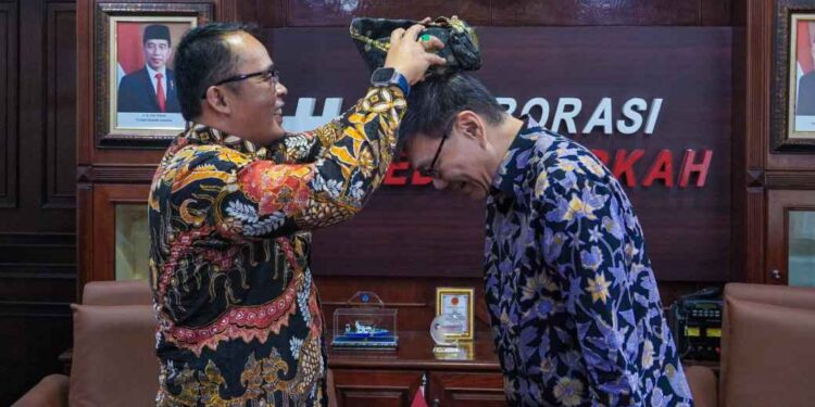 Pemko Buka Diri Bagi Warga Singapura untuk Investasi di Medan 1 Wakil Wali Kota Medan, H. Aulia Rachman saat memberi cenderamata kepada Dubes Singapura untuk Indonesia, Mr. Kwok Fook Seng.
