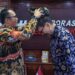 Wakil Wali Kota Medan, H. Aulia Rachman saat memberi cenderamata kepada Dubes Singapura untuk Indonesia, Mr. Kwok Fook Seng.