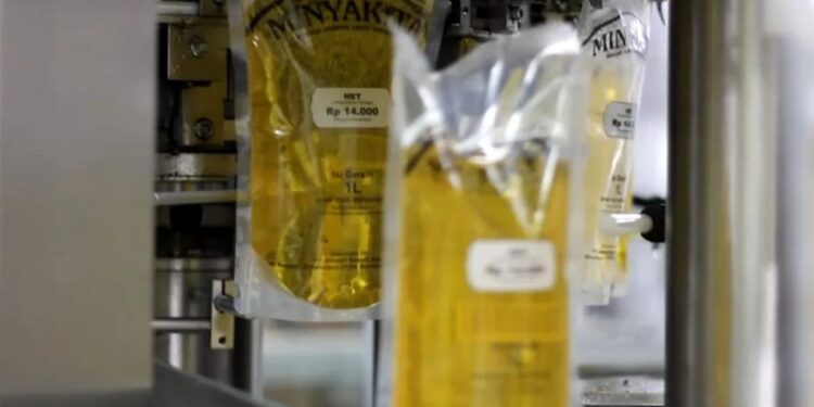 Kemendag Sanksi 66 Pelaku Usaha MINYAKITA yang Langgar Aturan 1 Produksi minyak goreng kemasan rakyat dengan merk Minyakita.