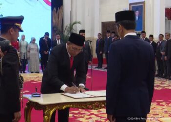 Presiden Joko Widodo secara resmi melantik tiga jabatan menteri dan satu wakil menteri Kabinet Indonesia Maju dalam sisa masa jabatan periode tahun 2019-2024, di Istana Negara, Jakarta, Senin (19/8/2024).
