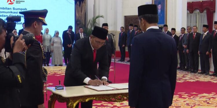 Presiden Joko Widodo secara resmi melantik tiga jabatan menteri dan satu wakil menteri Kabinet Indonesia Maju dalam sisa masa jabatan periode tahun 2019-2024, di Istana Negara, Jakarta, Senin (19/8/2024).