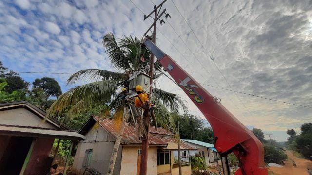 Realisasi PMN ke PLN Merdekakan Listrik 953 Warga di 7 Desa Pelosok Bengkayang 1 Warga di 7 desa di Kabupaten Bengkayang, Kalbar akhirnya dapat menikmati listrik dari Negara melalui PT PLN (Persero).