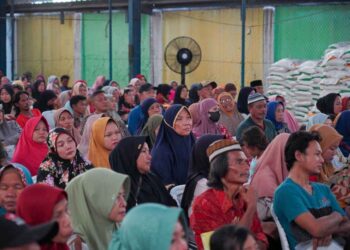 Keluarga penerima manfaat saat menerima BP-CBP, di Gedung Futsal, Jalan Paluh Nibung, Kelurahan Paya Pasir, Kecamatan Medan Marelan, Kamis (15/8/2024).