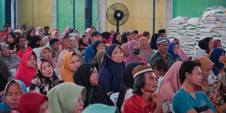 81.569 Keluarga di Medan Terima Bantuan Pangan Cadangan Beras Pemerintah 1 Keluarga penerima manfaat saat menerima BP-CBP, di Gedung Futsal, Jalan Paluh Nibung, Kelurahan Paya Pasir, Kecamatan Medan Marelan, Kamis (15/8/2024).