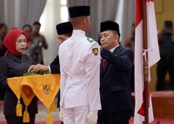 Pengukuhan 72 anggota Paskibraka Sumut tahun 2024, di Aula Tengku Rizal Nurdin, Medan, Sumut, Kamis (15/8/2024).