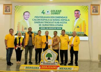 Calon Bupati dan Wakil Bupati Serdang Bedagai H. Darma Wijaya dan H. Adlin Tambunan usai menerima B1.KWK dari partai Golkar, Senin (26/8/2024) malam.