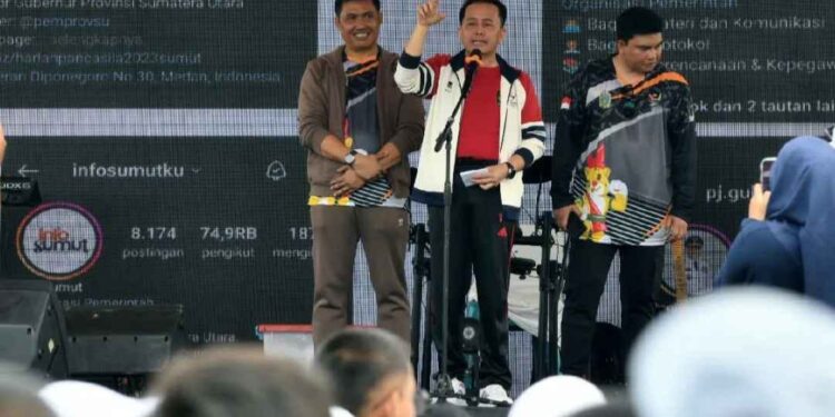 Kukuhkan Volunteer PON 2024, Pj Gubsu Optimis Pecahkan Rekor MURI 1 Pengukuhan Volunteer PON 2024.