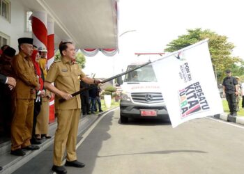 Pj Gubsu, Agus Fatoni, yang juga Ketua PB PON XXI Wilayah Sumut melepas Parade Ambulans PON XXI.