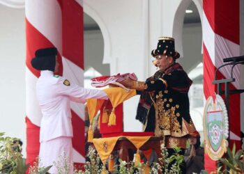 Pj Gubernur Sumut, Agus Fatoni, memimpin upacara peringatan HUT ke-79 RI. Upacara ini berlangsung di Lapangan Astaka, Deli Serdang.