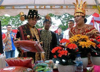 Pj Gubernur Sumut, Agus Fatoni, saat meninjau stan pameran yang menggelar hasil kerajinan warga binaan Lapas Tanjung Gusta.