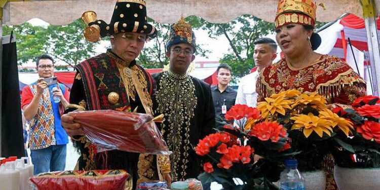 Pj Gubernur Sumut, Agus Fatoni, saat meninjau stan pameran yang menggelar hasil kerajinan warga binaan Lapas Tanjung Gusta.
