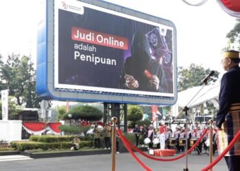 Menkominfo, Budi Arie Setiadi, memimpin Upacara Peringatan HUT ke-79 RI di Kantor Kementerian Kominfo.