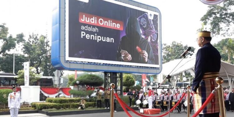 Kominfo Serukan Semangat Lawan Judi Online di Momen Kemerdekaan 1 Menkominfo, Budi Arie Setiadi, memimpin Upacara Peringatan HUT ke-79 RI di Kantor Kementerian Kominfo.