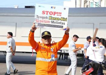 Sosialisasi peraturan perlintasan di Perlintasan JPL 01 Jalan MT Haryono KM. 0+6/7 petak Jalan Stasiun Medan - Stasiun Bandar Khalifah dalam rangka menyambut HUT ke-79 RI, Jumat (16/8/2024).