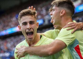 Gelandang Spanyol, Fermin Lopez merayakan gol pertamanya bersama rekan satu timnya dalam pertandingan final medali emas sepak bola putra antara Prancis dan Spanyol, di Parc des Princes di Paris, Jumat (9/8/2024).