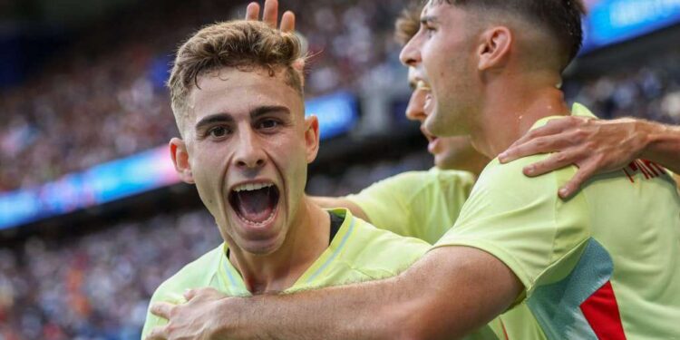 Spanyol Raih Medali Emas Sepak Bola Olimpiade Usai Kalahkan Prancis 5-3 1 Gelandang Spanyol, Fermin Lopez merayakan gol pertamanya bersama rekan satu timnya dalam pertandingan final medali emas sepak bola putra antara Prancis dan Spanyol, di Parc des Princes di Paris, Jumat (9/8/2024).