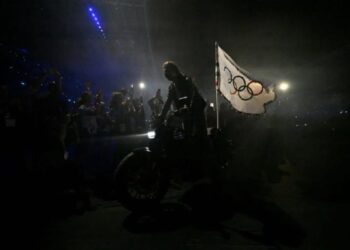 Aktor Amerika Serikat, Tom Cruise membawa bendera Olimpiade dengan menggunakan sepeda motor layaknya adegan James Bond dalam film Mission Impossible di stadion Stade de France Paris, dalam upacara penutupan Olimpiade Paris 2024.