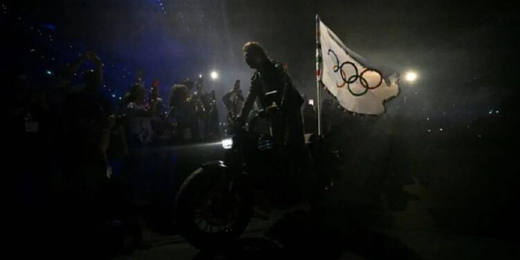 Aktor Amerika Serikat, Tom Cruise membawa bendera Olimpiade dengan menggunakan sepeda motor layaknya adegan James Bond dalam film Mission Impossible di stadion Stade de France Paris, dalam upacara penutupan Olimpiade Paris 2024.