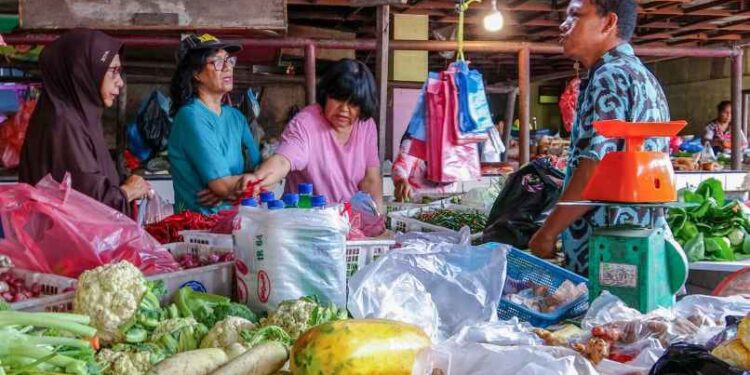 Ini yang Dilakukan PUD Pasar Jelang Penilaian Adipura 2024 1 Upaya PUD Pasar untuk tetap memastikan dan menjaga kebersihan serta keindahan pasar-pasar di Kota Medan jelang penilaian Adipura 2024.