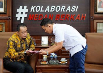 Plt Wali Kota Medan, H. Aulia Rachman menerima audiensi DPC APMIKIMMDO Kota Medan di kantor Wali Kota, Kamis (26/9/2024).
