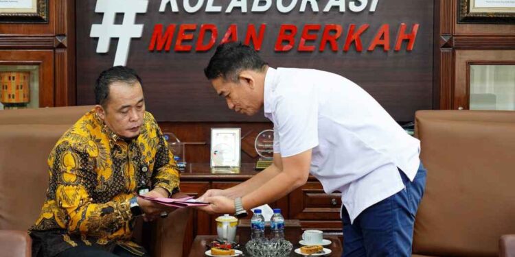 Plt Wali Kota Medan, H. Aulia Rachman menerima audiensi DPC APMIKIMMDO Kota Medan di kantor Wali Kota, Kamis (26/9/2024).
