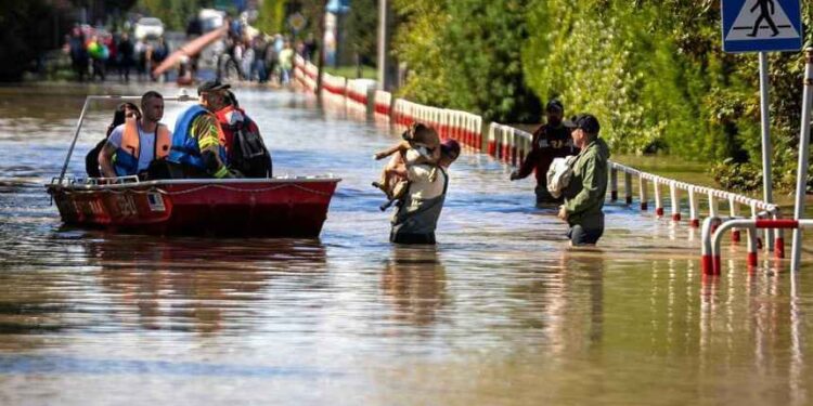 Banjir Terus Berlanjut, PM Polandia akan Umumkan Status Bencana 1 Pemerintah Polandia berencana menetapkan status bencana alam akibat banjir yang terus berlanjut di provinsi-provinsi barat daya.