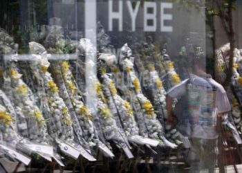 Karangan bunga pemakaman di depan gedung perusahaan HYBE.