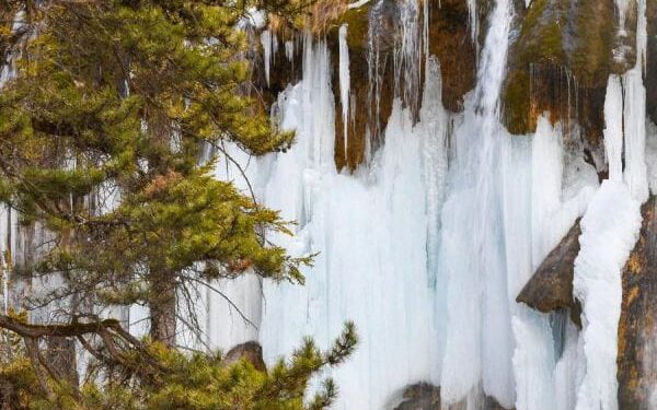 Foto diambil 4 Januari 2024, menunjukkan Air Terjun Nuorilang yang membeku di Taman Nasional Jiuzhaigou di Provinsi Sichuan, China barat daya.