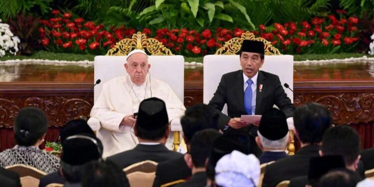 Presiden Jokowi dan Paus Fransiskus Serukan Toleransi dan Perdamaian 1 Presiden Jokowi menyambut kunjungan Pemimpin Gereja Katolik Dunia sekaligus Kepala Negara Vatikan, Yang Teramat Mulia Sri Paus Fransiskus di Istana Negara, Jakarta, Rabu (4/9/2024).