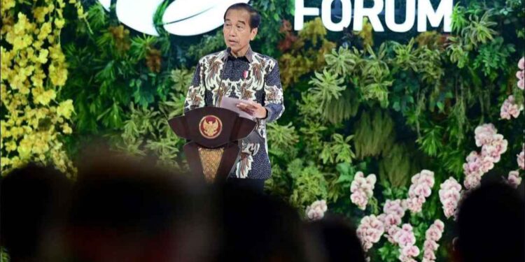 Jokowi Tekankan Pentingnya Kolaborasi Global Hadapi Perubahan Iklim di IISF 2024 1 Presiden Jokowi menyampaikan sambutannya dalam Opening Ceremony IISF 2024, di JCC, Jakarta, Kamis (5/9/2024).