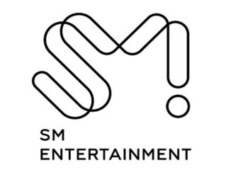 Logo SM Entertainment.